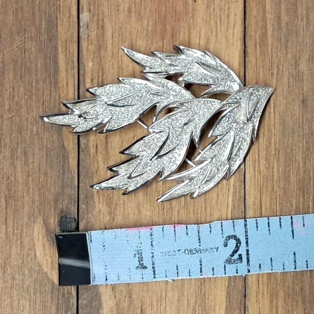 Vintage Crown Trifari Leaf Brooch - Picture 4 of 4